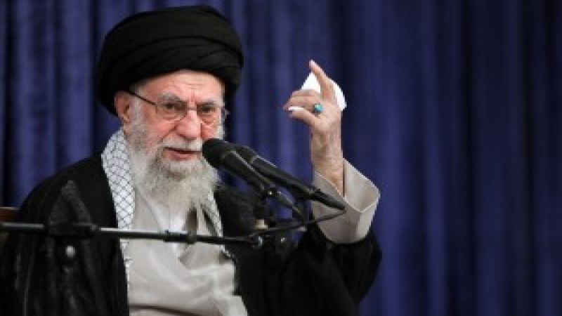 الإمام الخامنئي : الشعب الإيراني يتصدى بقوّة لمَن يتوقّع من إيران الخضوع لأوامر أمريكا